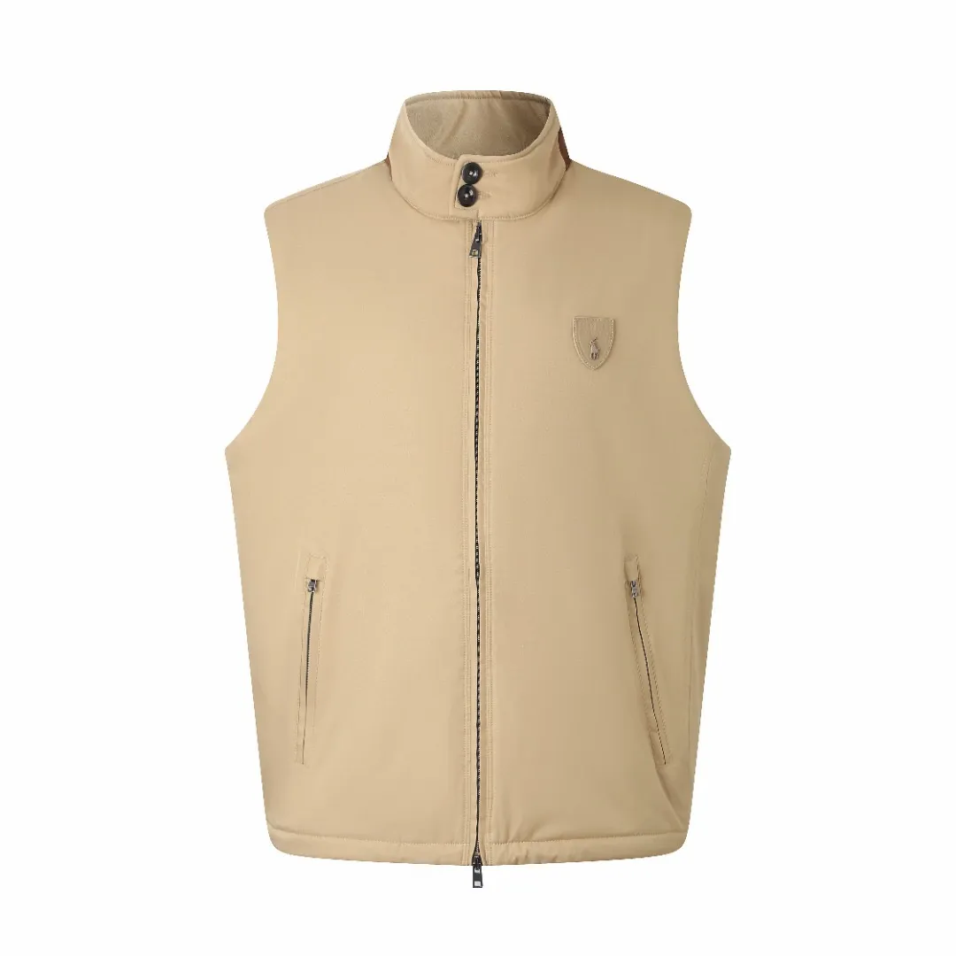 P560 Ralph Lauren 25FW Gorham cotton vest. The outer fabric is made of high-density nylon. The fabric is not only light and wear-resistant, but also effectively blocks wind and rain from the outside while keeping the inside dry. The inner fabric is soft nylon taffeta for a comfortable fit. The various parts of the vest (such as front and back panels, side panels, collar, etc.) are assembled together through precise splicing processes after being cut. When splicing, pay attention to aligning the seams to ensure that the whole piece is smooth and wrinkle-free. For the stitching at the splicing, hidden sewing technology is used to make the stitching less noticeable and improve the aesthetics. At the same time, for parts that are prone to wear and tear, such as collars and cuffs, reinforced splicing or hemming may be used to increase durability. Size:S-M-L-XL